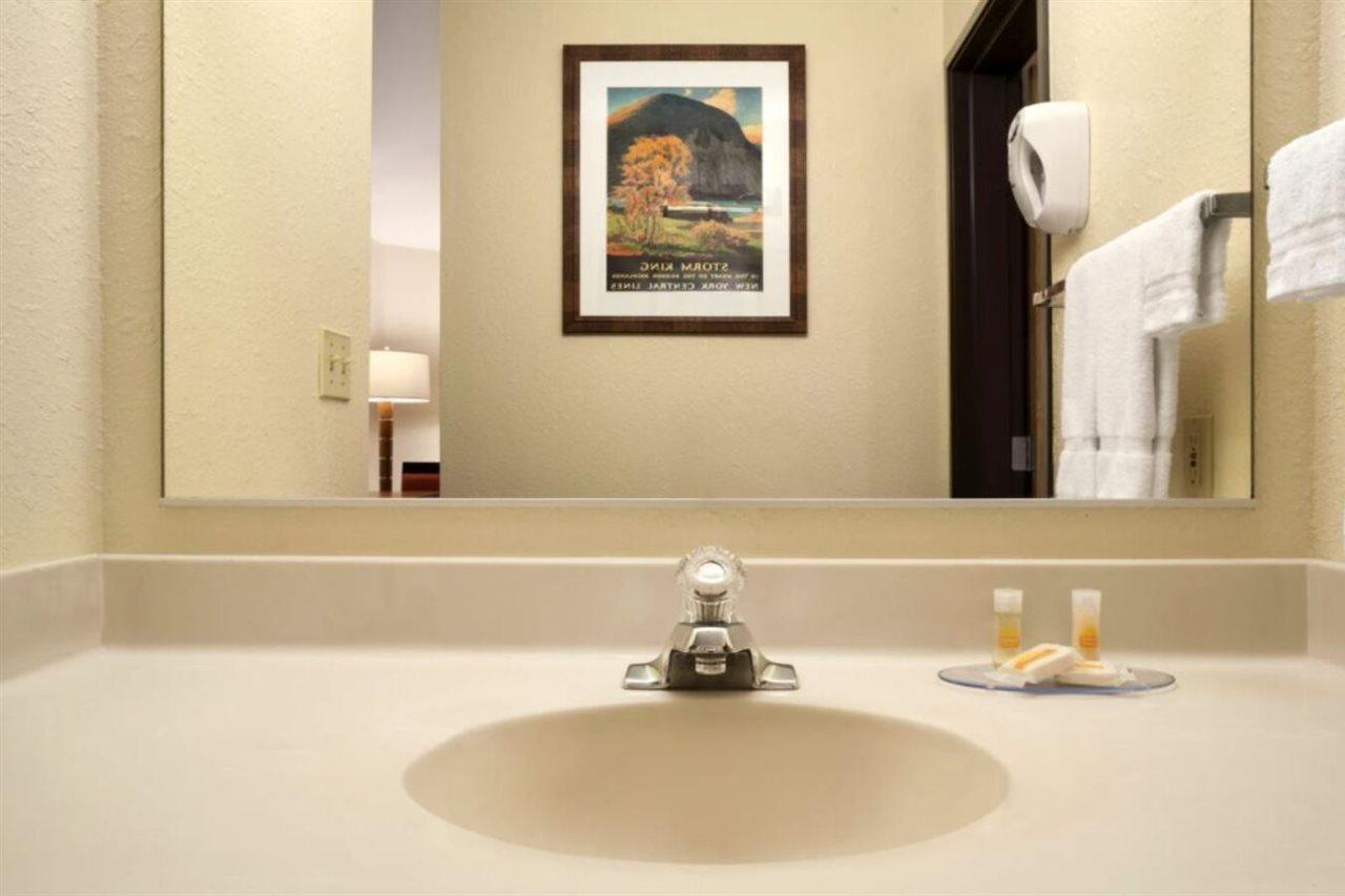 Colony Inn Kent Bagian luar foto