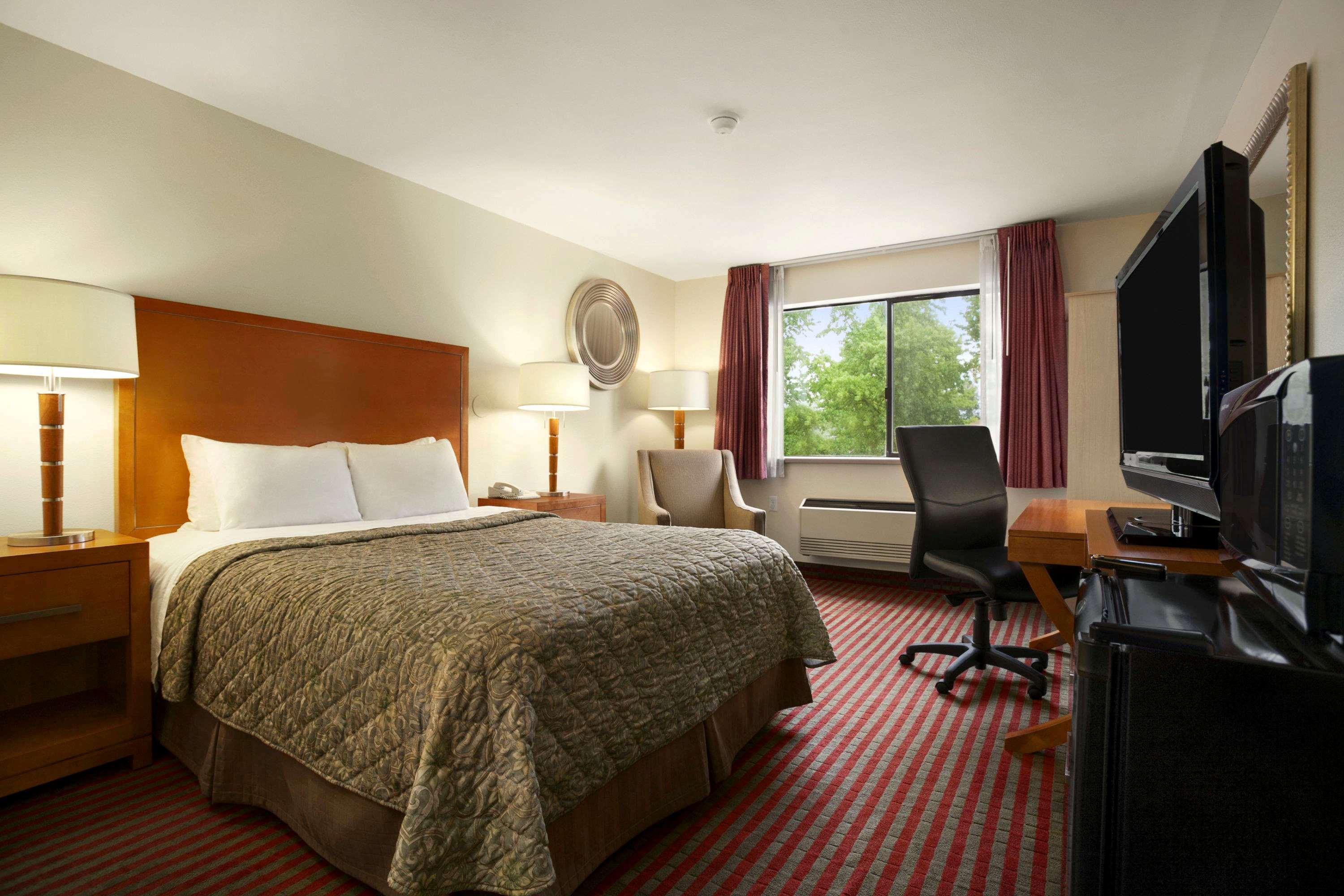 Colony Inn Kent Bagian luar foto