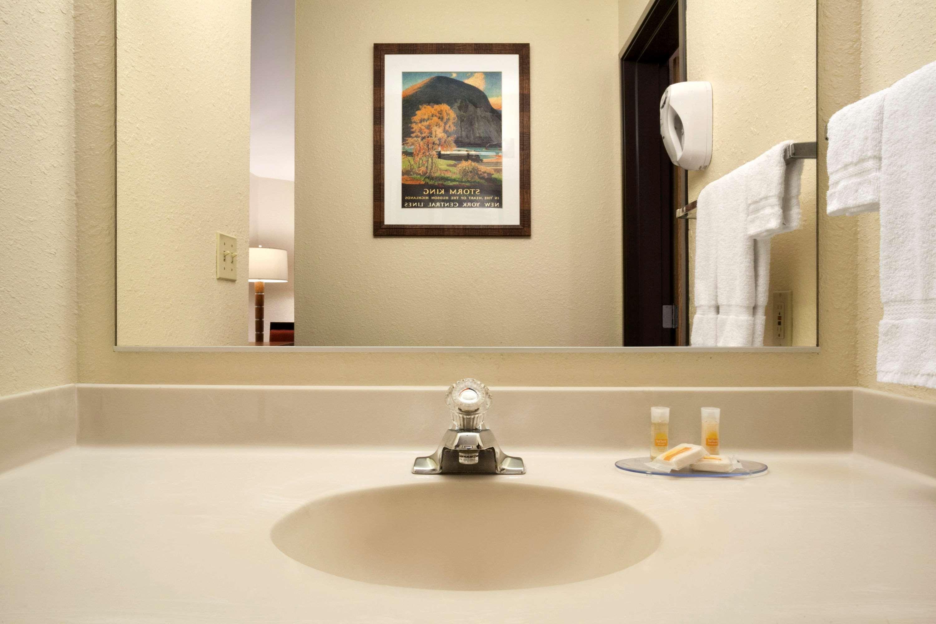 Colony Inn Kent Bagian luar foto