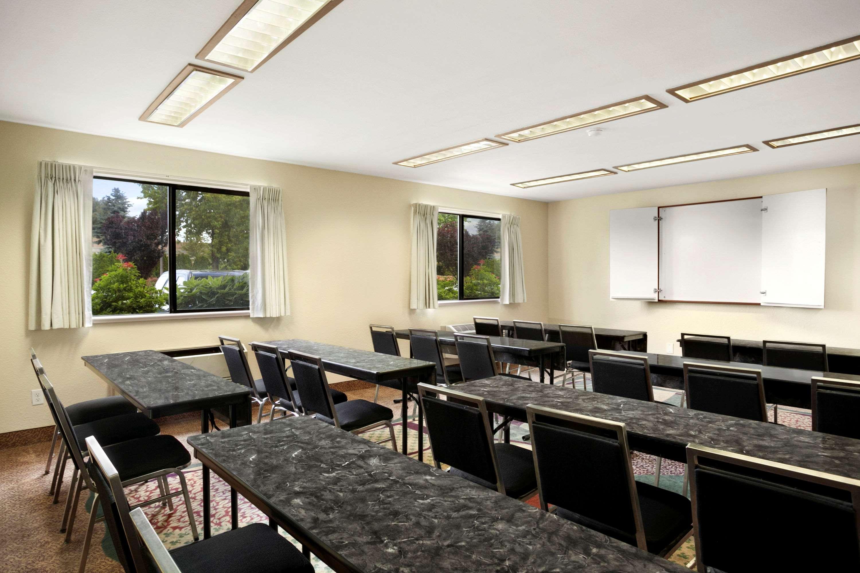 Colony Inn Kent Bagian luar foto