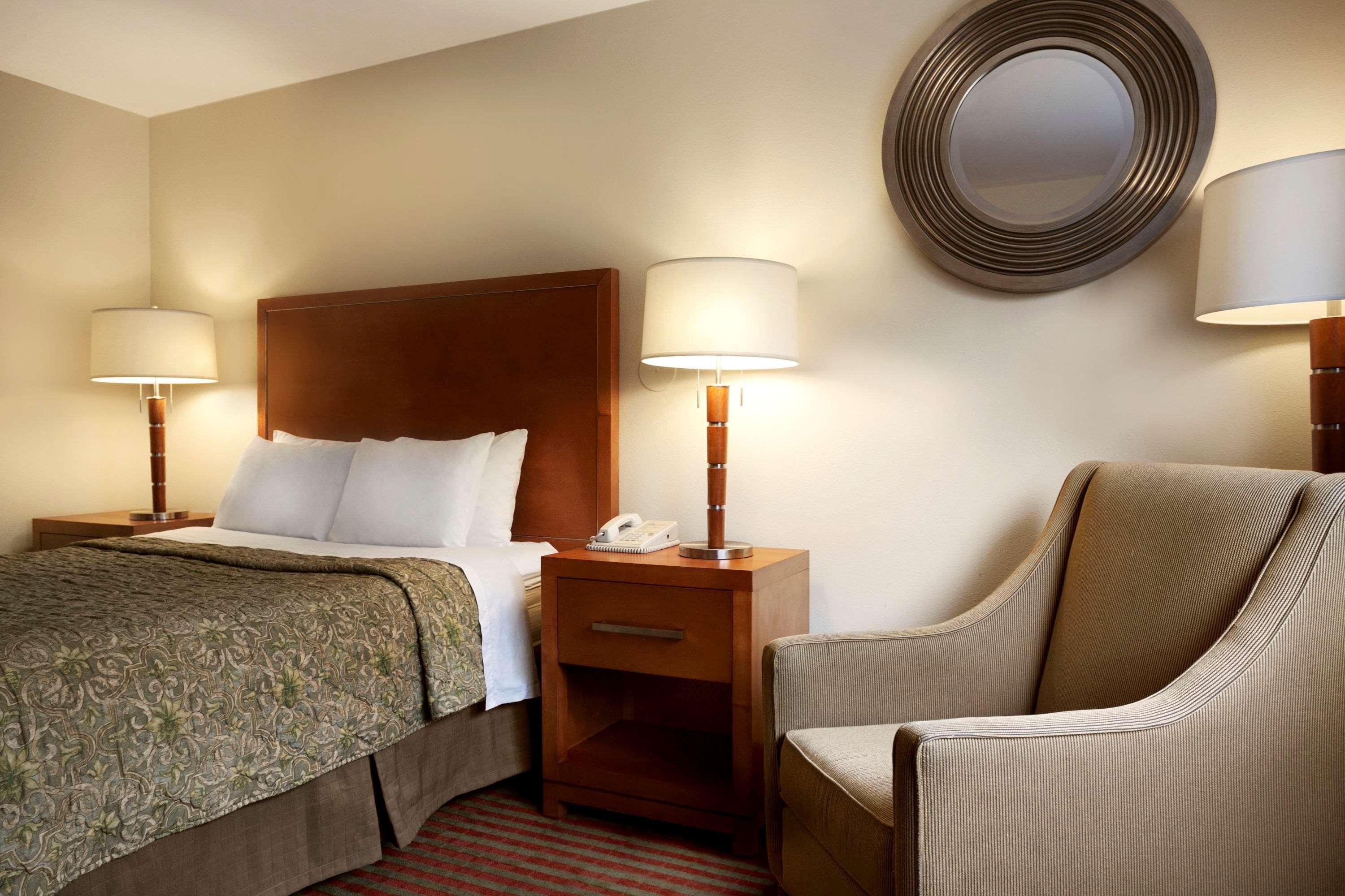 Colony Inn Kent Bagian luar foto